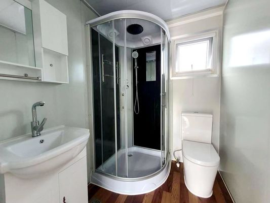Casa de contêineres expansível de painel de sanduíche de aço para viver em branco/cinzento/preto