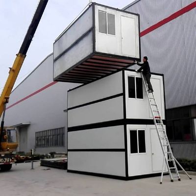 Casa de contenedores dobrável com banheiro e cozinha em estilo moderno.