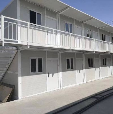Casa de contenedores dobrável com banheiro e cozinha em estilo moderno.