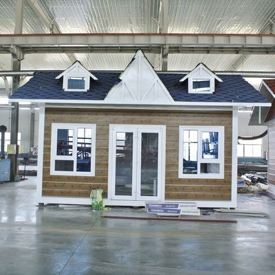 Casas de madeira razoavelmente pequenas com painel de sanduíche de aço